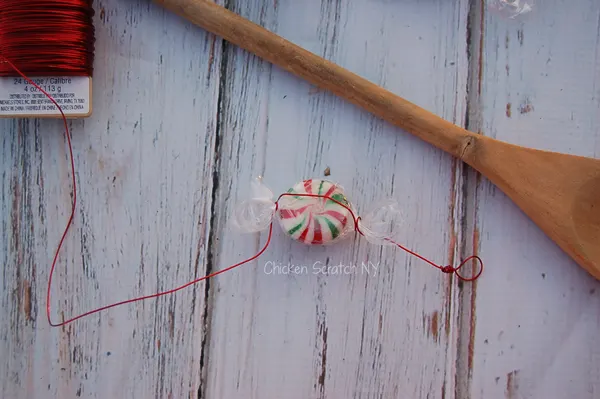 A fast and easy holiday garland using craft wire, peppermints and a spoon