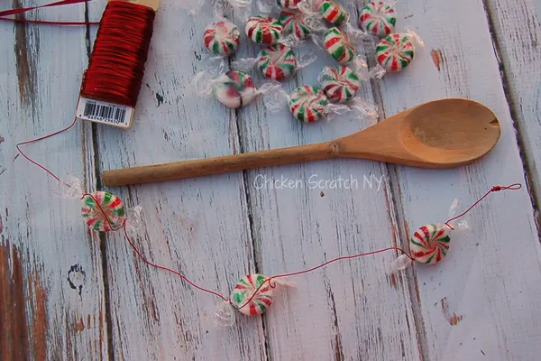 A fast and easy holiday garland using craft wire, peppermints and a spoon