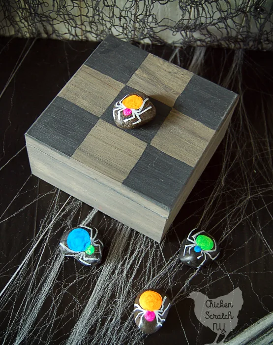 Entertain your favorite little goblins with a game of Halloween tic-tac-toe! Paint a game board on a wooden box to double as a carrying case
