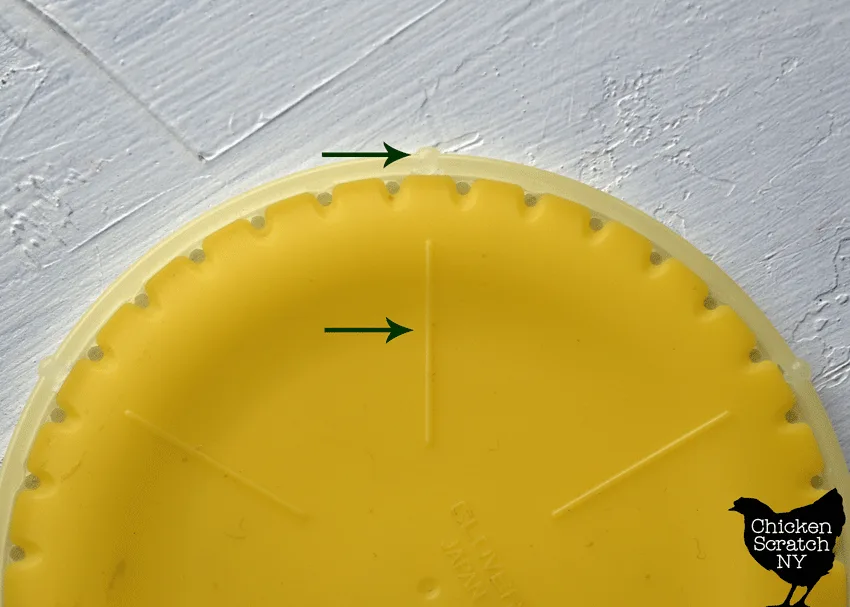 green arrows showing the knob and raised ridge that need to match up on the plastic yoyo maker
